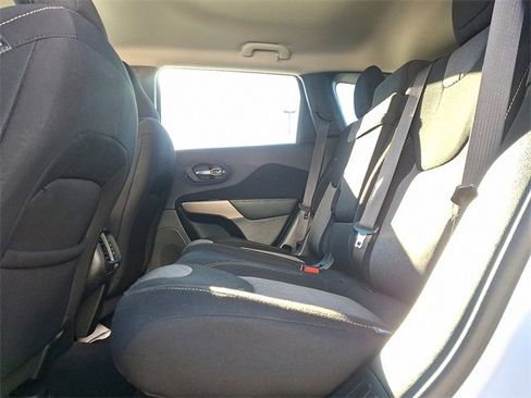 Used 2018 Jeep Cherokee Latitude w/ Altitude Package image 10