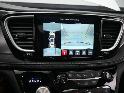 Used 2025 Chrysler Pacifica Limited image 33