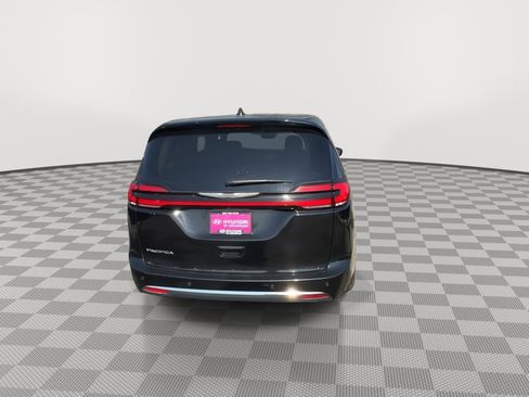 Used 2024 Chrysler Pacifica Touring-L FWD image 7