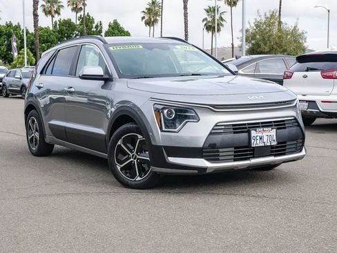Used 2023 Kia Niro EX image 2