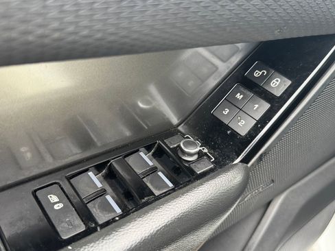 Used 2018 Land Rover Range Rover Velar S image 28