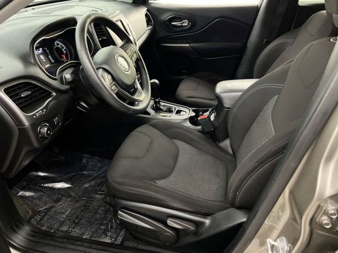 Used 2019 Jeep Cherokee Latitude w/ Popular Appearance Group image 2