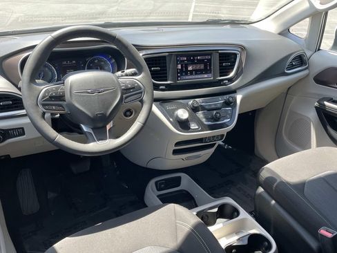Used 2023 Chrysler Voyager LX FWD image 6