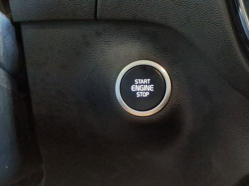 Used 2021 Volvo XC40 T4 Momentum image 23