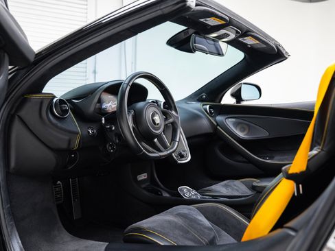 Used 2019 McLaren 570S Spider image 2