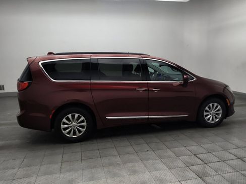 Used 2017 Chrysler Pacifica Touring-L FWD image 10
