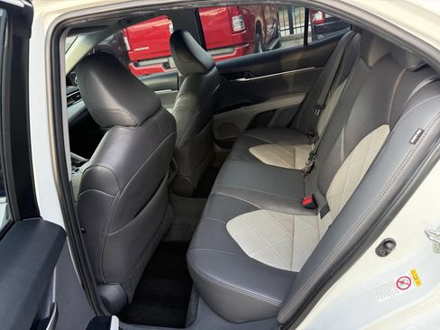 Used 2018 Toyota Camry XLE FWD image 13
