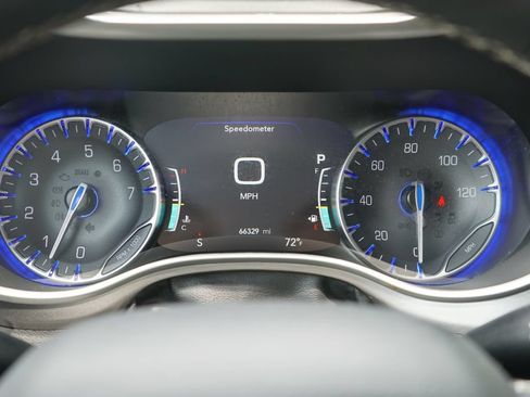 Used 2024 Chrysler Pacifica Touring-L FWD image 18