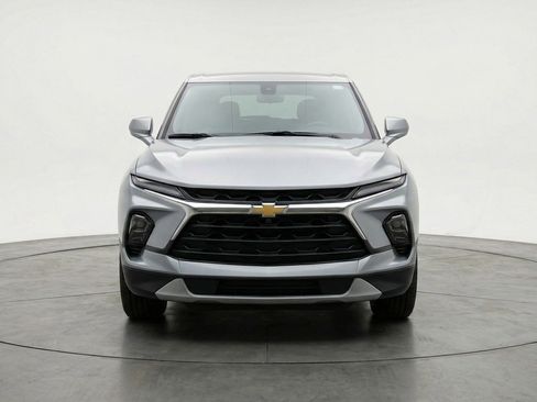 Used 2025 Chevrolet Blazer LT FWD image 2