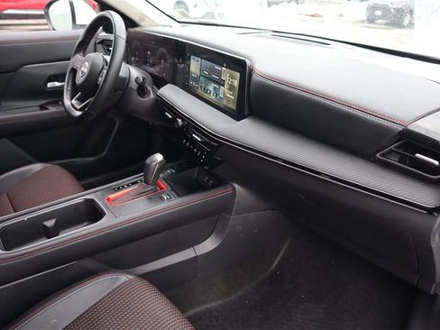 Certified 2025 Nissan Kicks SR image 23