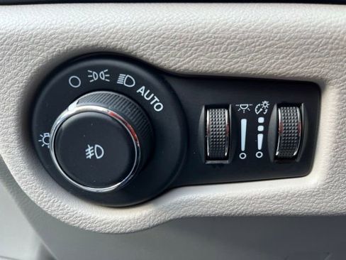 Used 2023 Chrysler Pacifica Touring-L FWD image 6