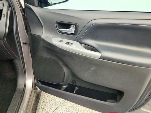 Used 2018 Toyota Sienna SE Premium image 27