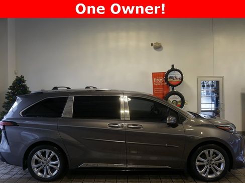 Used 2024 Toyota Sienna Platinum image 2