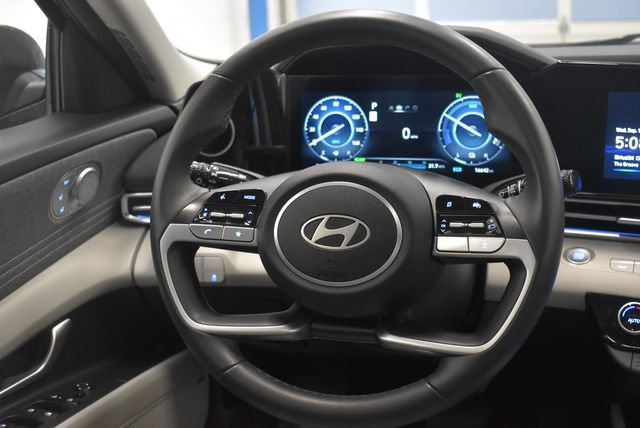 Used 2025 Hyundai Elantra Limited FWD image 23