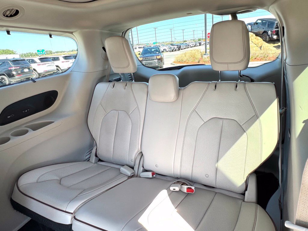 Used 2020 Chrysler Pacifica Limited FWD image 43