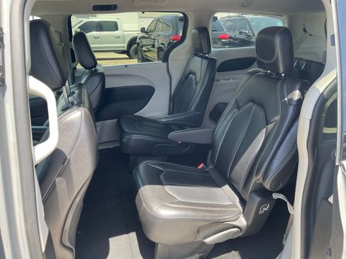 Used 2023 Chrysler Pacifica Touring-L FWD image 14
