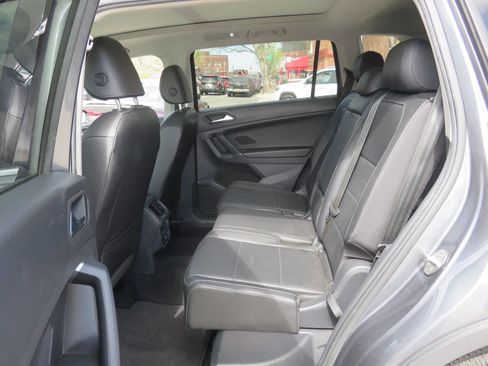 Used 2020 Volkswagen Tiguan SE image 19