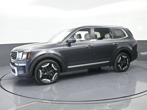 Used 2025 Kia Telluride S FWD image 2