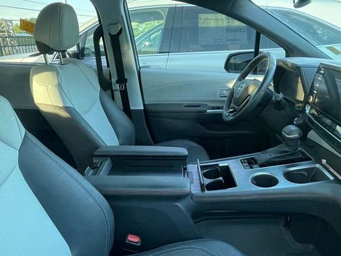 Used 2023 Toyota Sienna XSE FWD image 4