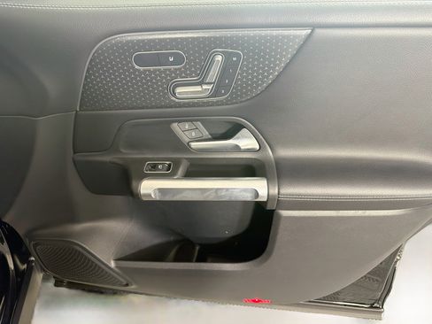 Used 2025 Mercedes-Benz GLB 250 image 32
