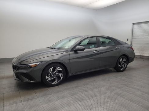 Used 2025 Hyundai Elantra Sport image 2