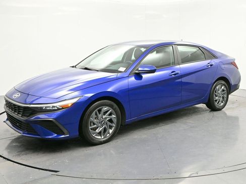 Used 2024 Hyundai Elantra SEL image 3