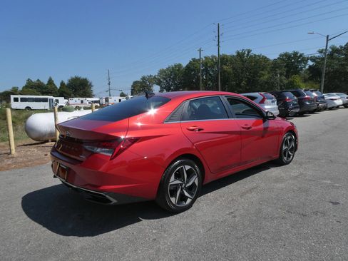 Used 2021 Hyundai Elantra Limited w/ Cargo Package FWD image 5