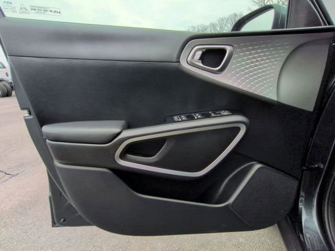 Used 2023 Kia Soul LX image 19