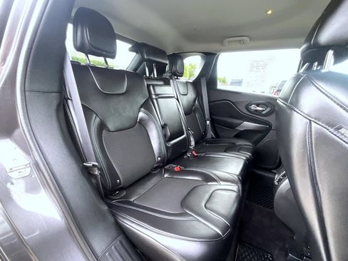 Used 2019 Jeep Cherokee Latitude Plus w/ Cold Weather Group AWD/4WD image 19