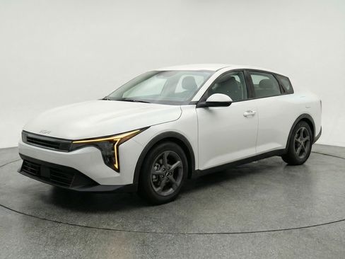 Used 2025 Kia K4 LXS image 3