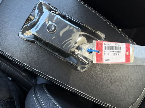 Certified 2025 Volvo XC40 B5 Core image 38