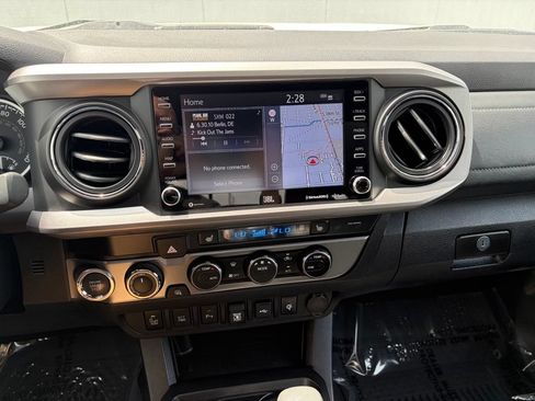 Used 2022 Toyota Tacoma Limited AWD/4WD image 41