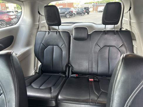 Used 2023 Chrysler Pacifica Touring-L FWD image 26