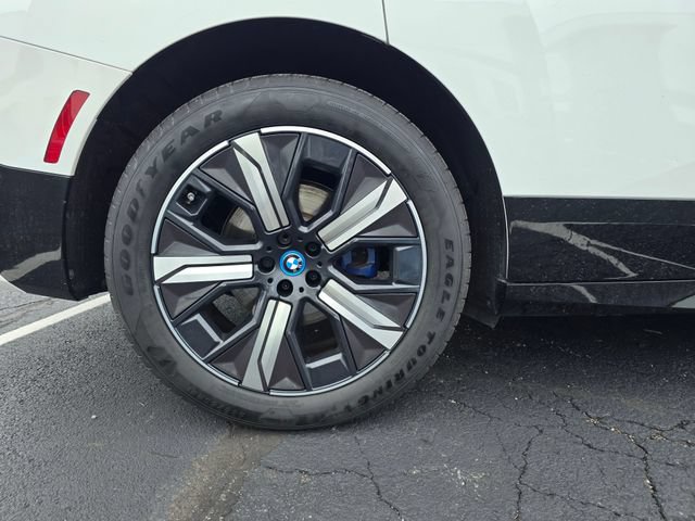 Used 2024 BMW iX xDrive50 w/ Sport Package AWD/4WD image 6