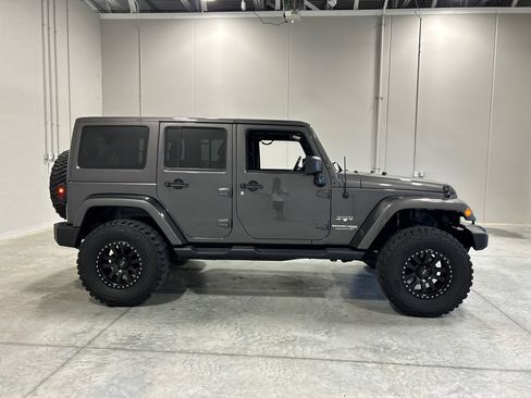Used 2018 Jeep Wrangler Unlimited Sahara w/ Connectivity Group AWD/4WD image 5