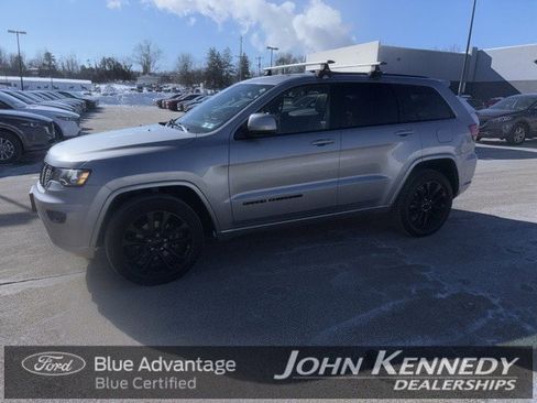 Used 2017 Jeep Grand Cherokee Altitude image 3