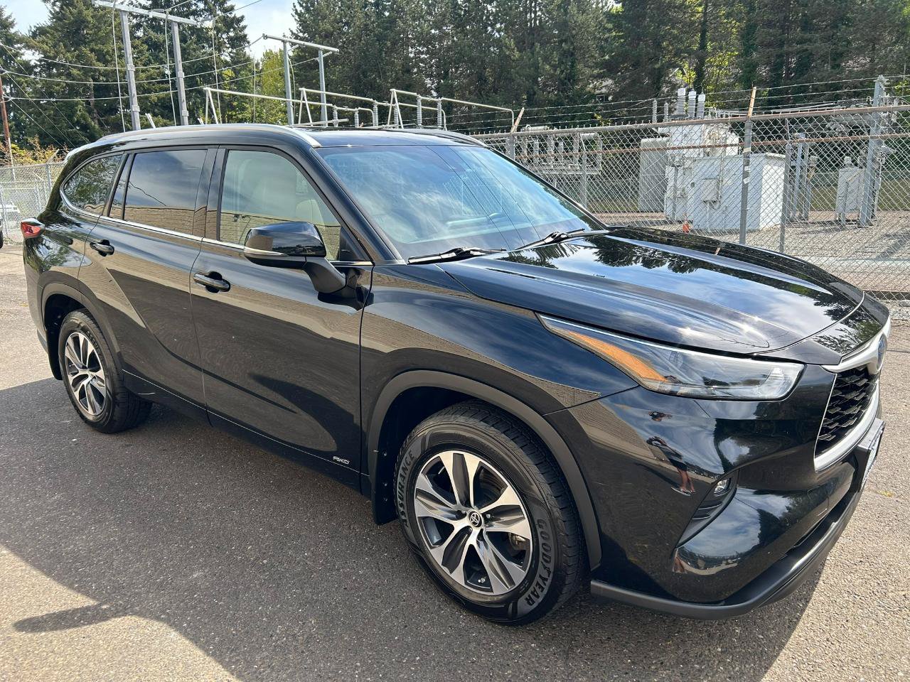Used 2022 Toyota Highlander XLE AWD/4WD image 3