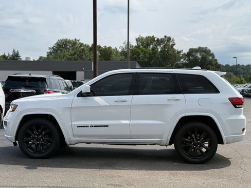 Used 2018 Jeep Grand Cherokee Altitude AWD/4WD image 39