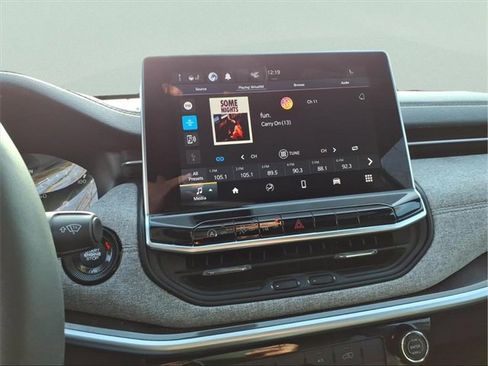 Used 2023 Jeep Compass Latitude image 17