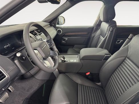 New 2025 Land Rover Discovery Dynamic SE image 9