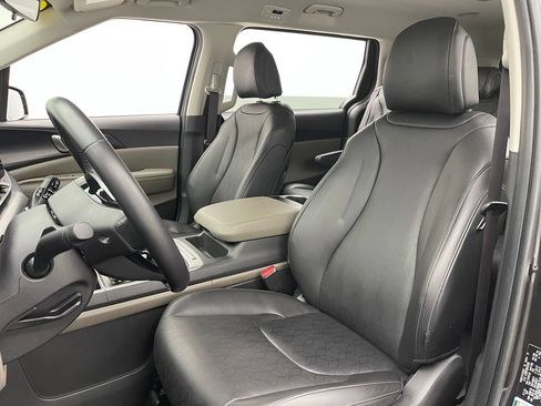 Used 2025 Kia Carnival FWD image 18