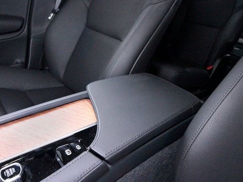 Certified 2025 Volvo XC90 T8 Plus w/ Protection Package Premier image 41