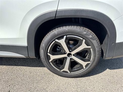 New 2025 Volkswagen Tiguan SE image 8