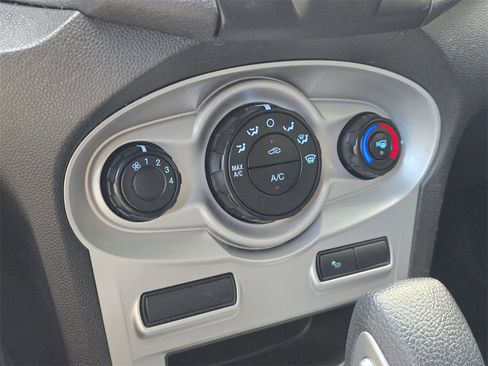 Used 2015 Ford Fiesta SE image 6
