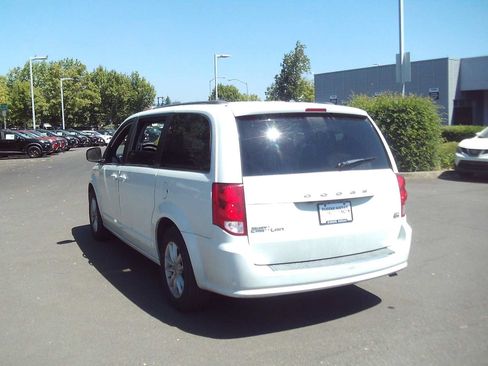 Used 2019 Dodge Grand Caravan SXT FWD image 3