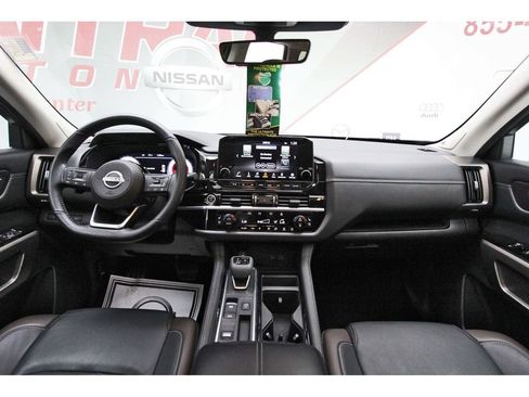 Used 2024 Nissan Pathfinder Platinum FWD image 7
