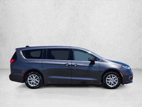 Used 2023 Chrysler Pacifica Touring-L FWD image 4