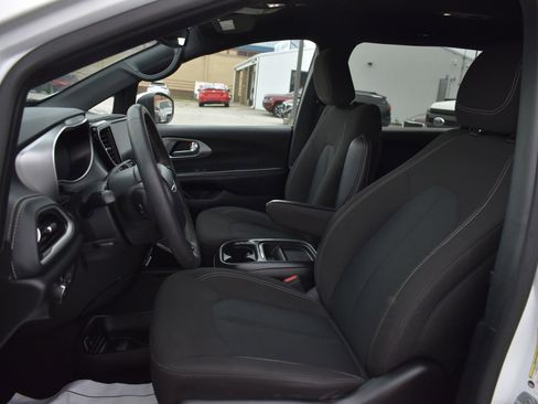 Used 2023 Chrysler Pacifica Touring FWD image 16