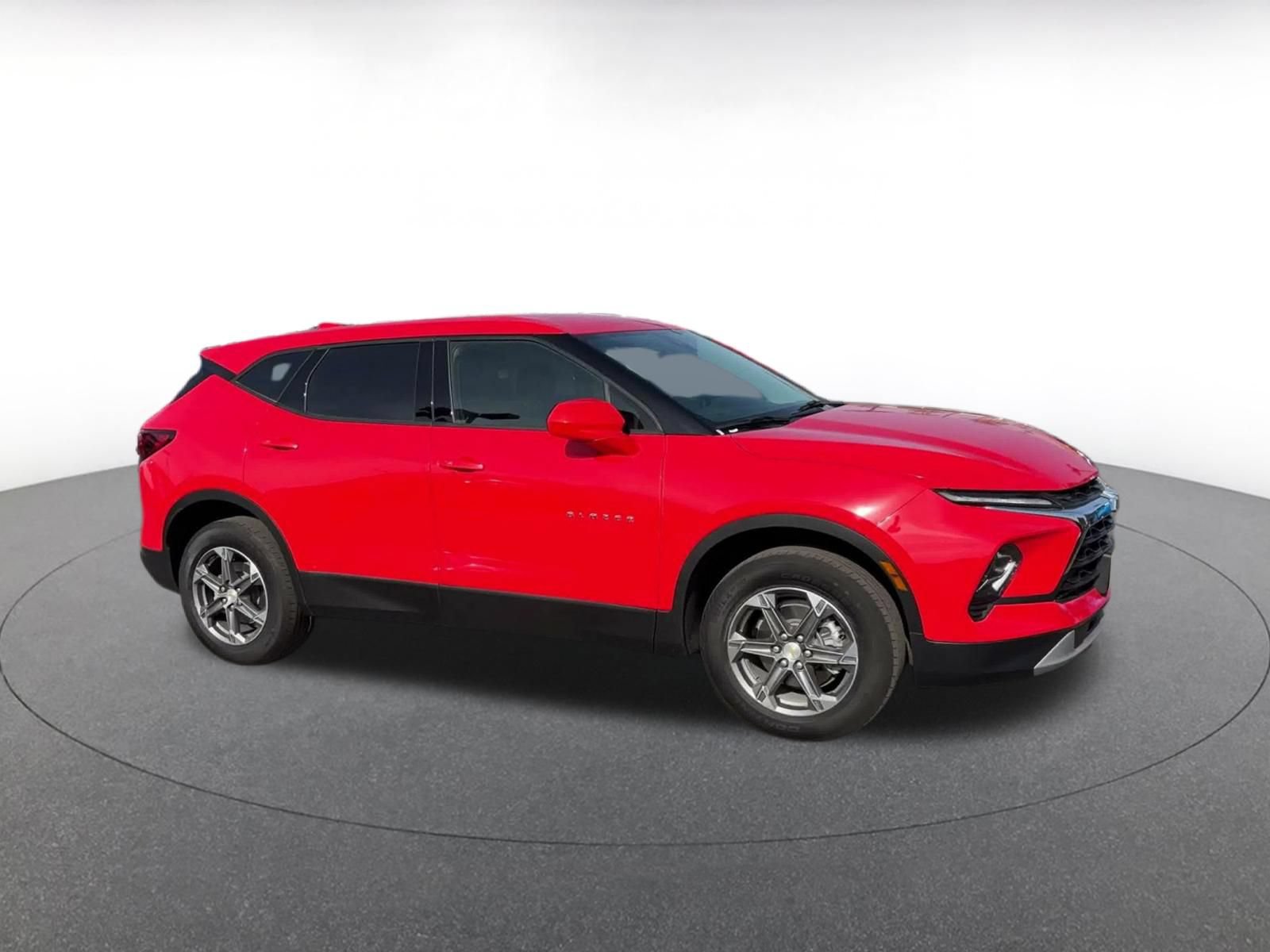 Used 2025 Chevrolet Blazer LT FWD image 2
