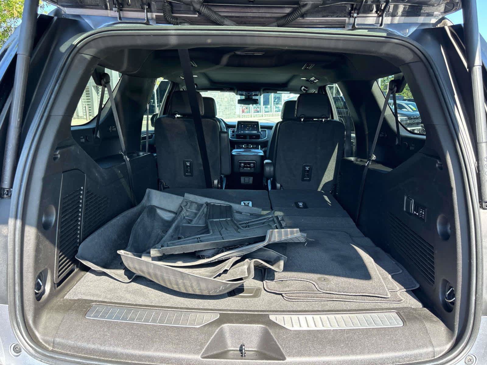 Used 2022 Chevrolet Suburban RST w/ Luxury Package AWD/4WD image 17